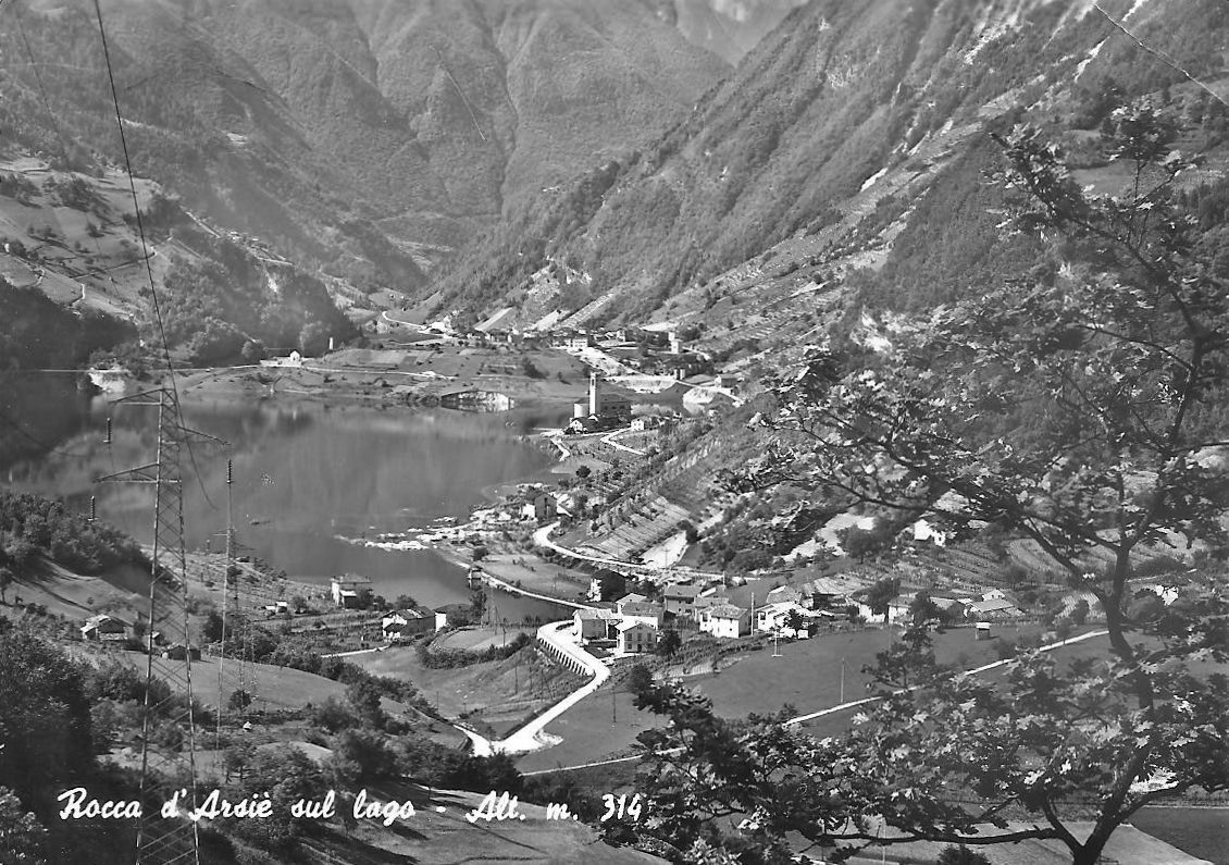 Black and white postcard of Rocca from above, with rubble still visible in the lake