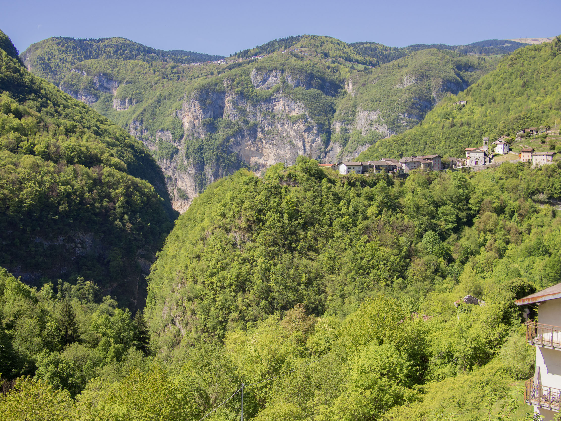 Incino perched above the gorge