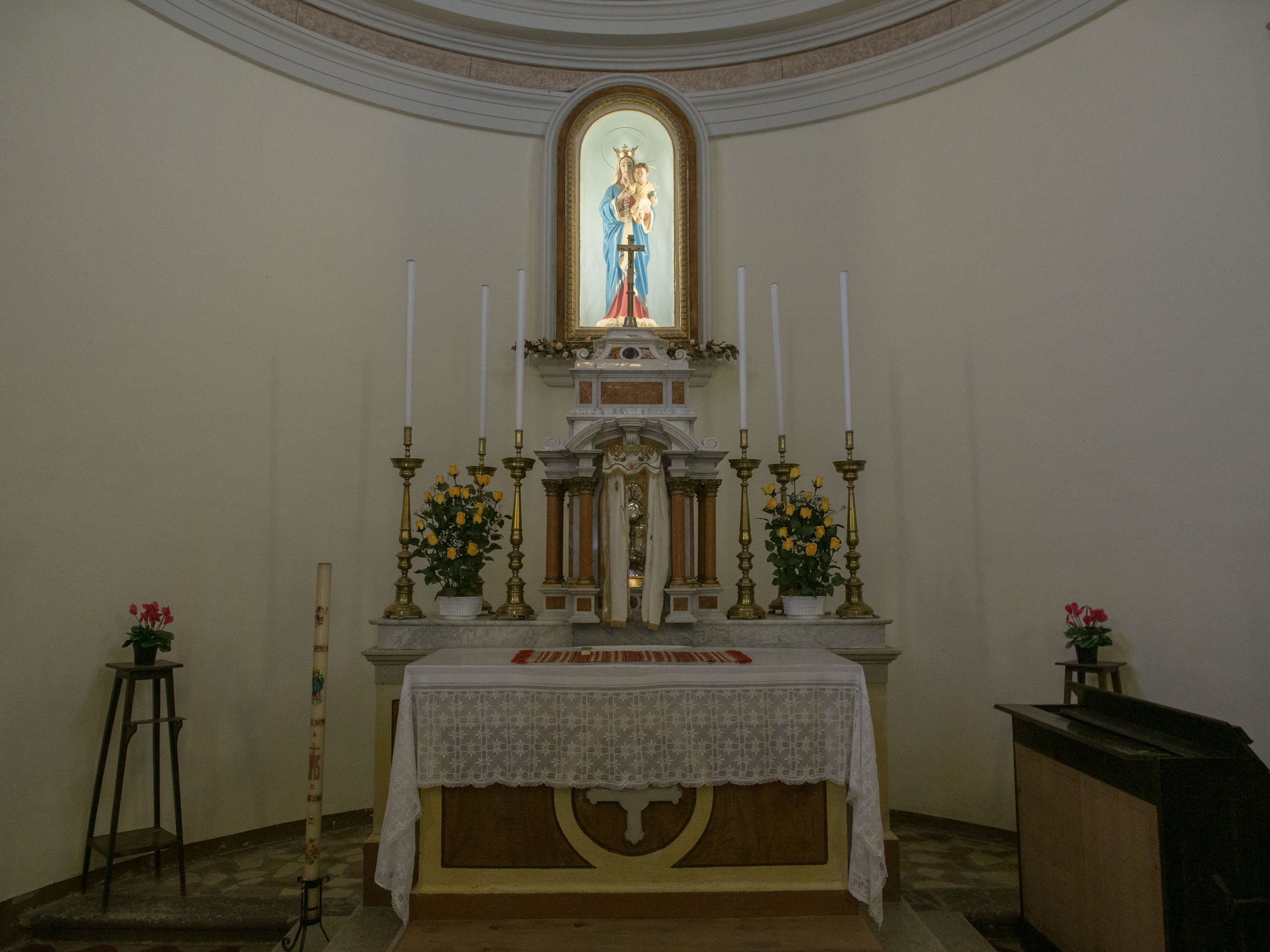 Modest lighting in the church of Incino